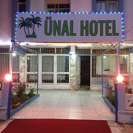 ホームステイ Uenal アンタルヤ
